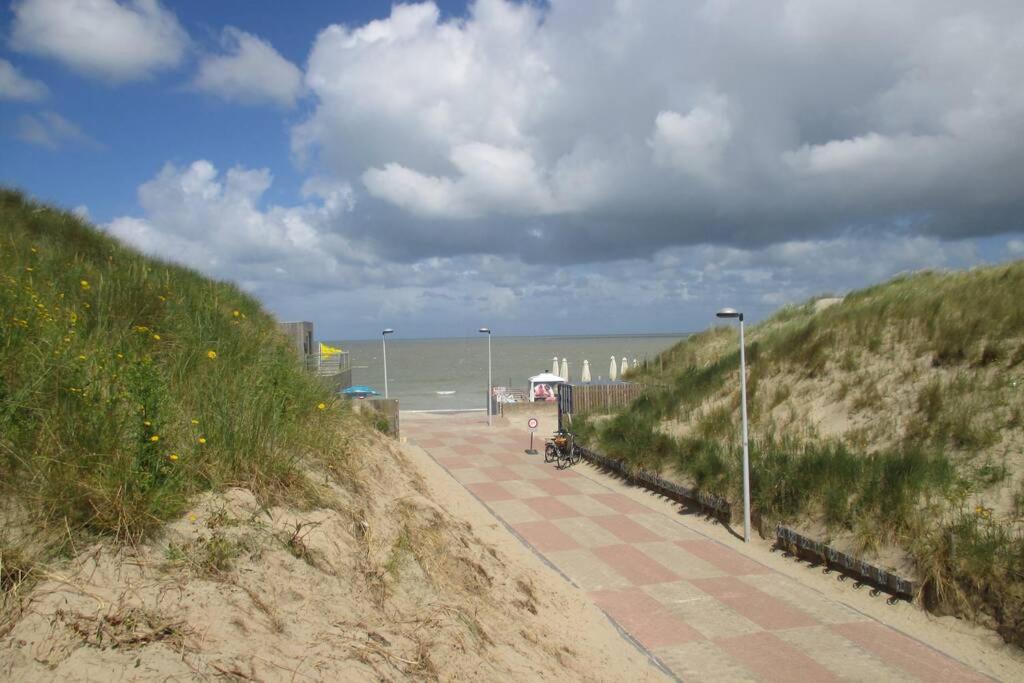 Residentie Astrid Met Private Parking Bredene